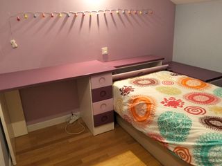 Dormitorio juvenil morado y blanco