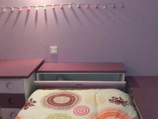 Dormitorio juvenil morado y blanco