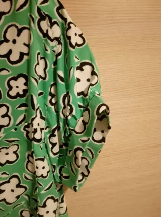 Camicia Zara a fiori verde e bianca