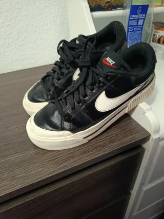 Zapatillas Nike casuales negras y blancas