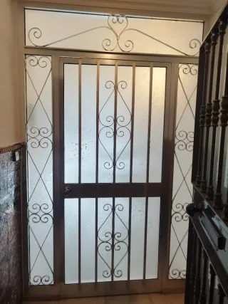 Puerta de aluminio con reja decorativa