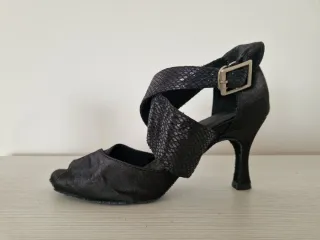 Zapatos de baile negros.