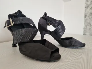 Zapatos de baile negros.