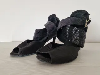 Zapatos de baile negros.