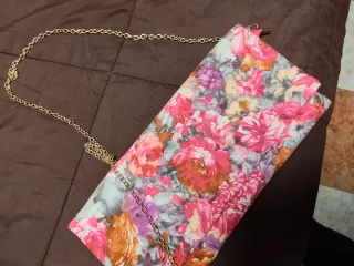 Cartera de mano floral con cadena dorada