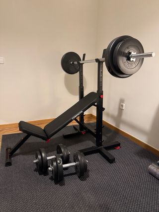 Banco con rack + Barra y mancuernas con pesos