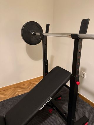 Banco con rack + Barra y mancuernas con pesos