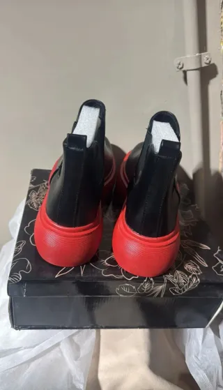 Stivali neri e rossi