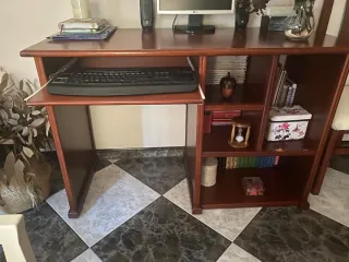 Escritorio de madera marrón