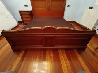 Cama 150 con somier tapizado.