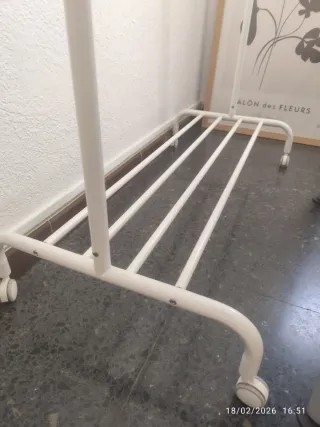 Perchero de pie metal y plástico