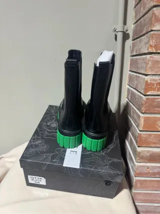 Stivali neri con suola verde - Tg 38