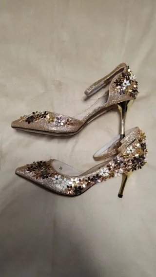 Sapatos Sahoco dourados com flores