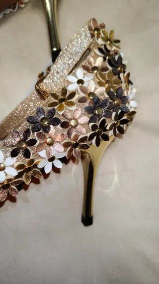 Sapatos Sahoco dourados com flores