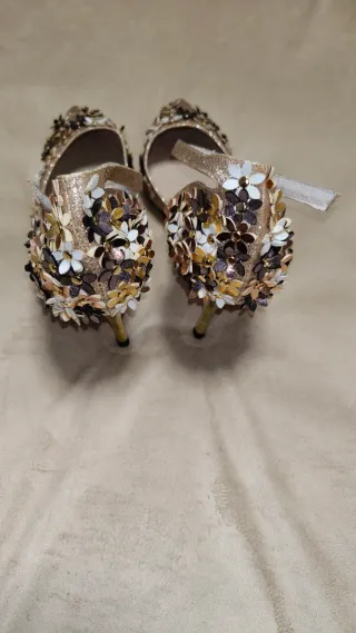 Sapatos Sahoco dourados com flores