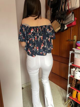 Top floral escotado azul