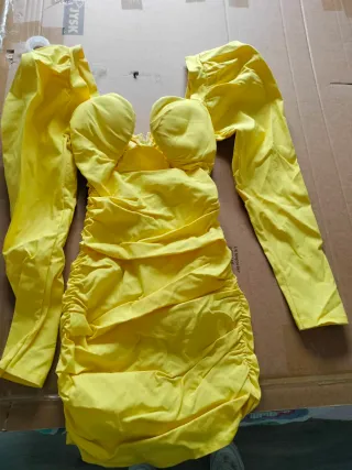 Vestido amarillo con mangas abullonadas