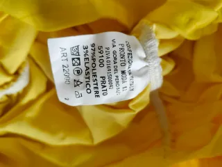 Vestido amarillo con mangas abullonadas