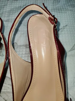 Zapatos destalonados rojos con tiras
