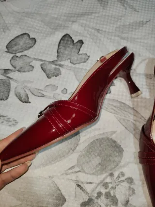 Zapatos destalonados rojos con tiras