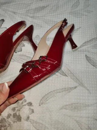 Zapatos destalonados rojos con tiras
