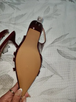 Zapatos destalonados rojos con tiras