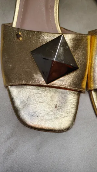 Chinelos Dourados Cubanas com Pirâmide