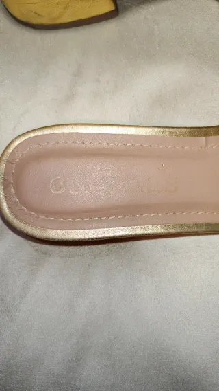 Chinelos Dourados Cubanas com Pirâmide