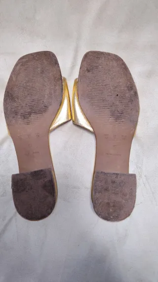 Chinelos Dourados Cubanas com Pirâmide