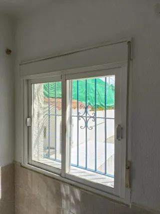 Ventana aluminio con mosquitera y persiana