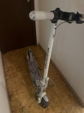 Patinete eléctrico blanco