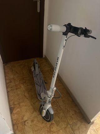 Patinete eléctrico blanco