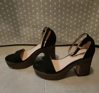 Sandalias negras Different