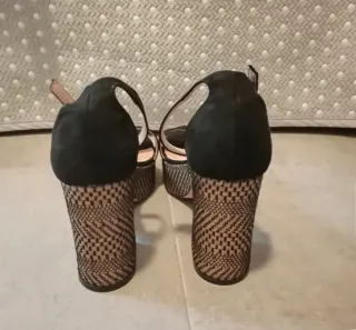 Sandalias negras Different