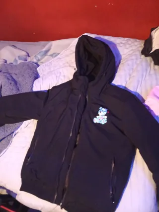 Chaquetón Negro con Diseño de Oso Azul