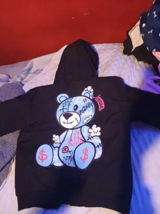 Chaquetón Negro con Diseño de Oso Azul