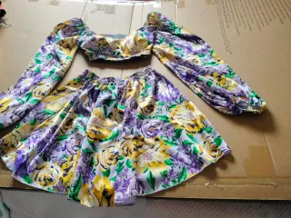 2 Vestidos con estampado floral .uno en lila y otr