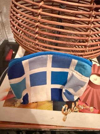 Bolsito neceser azul y blanco