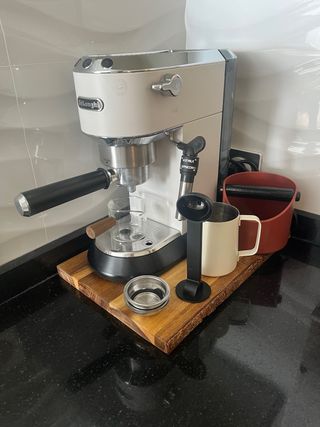 Cafetera DeLonghi Dedica + Accesorios