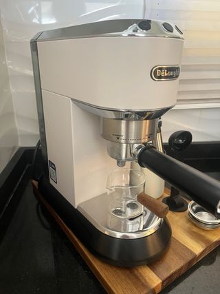 Cafetera DeLonghi Dedica + Accesorios
