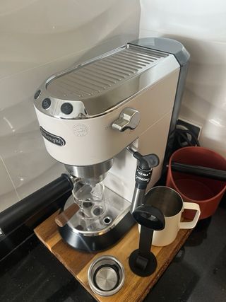 Cafetera DeLonghi Dedica + Accesorios