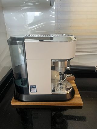 Cafetera DeLonghi Dedica + Accesorios