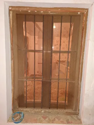 Ventana madera con reja y cristal