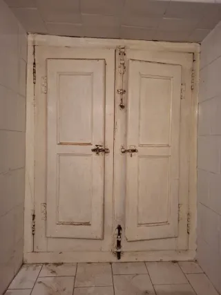 Ventana madera con reja y cristal