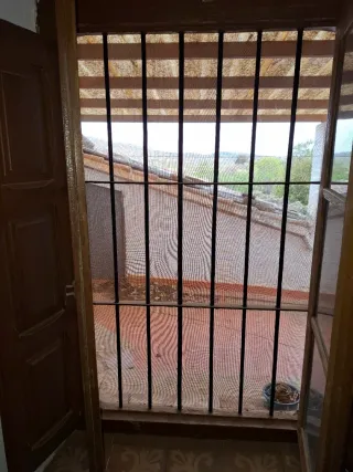 Ventana madera con reja y cristal