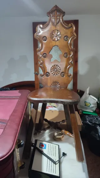 Silla de madera tallada estilo rústico