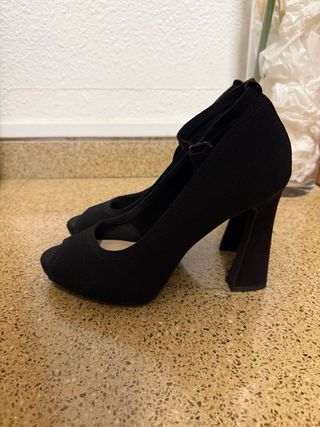 Tacones negros con tobillera