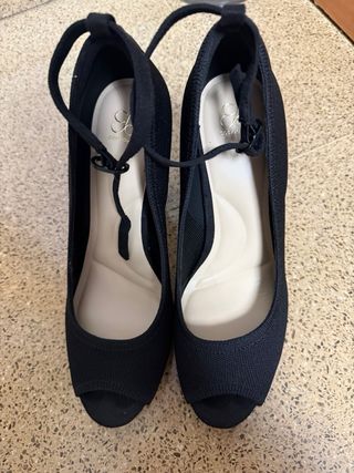 Tacones negros con tobillera