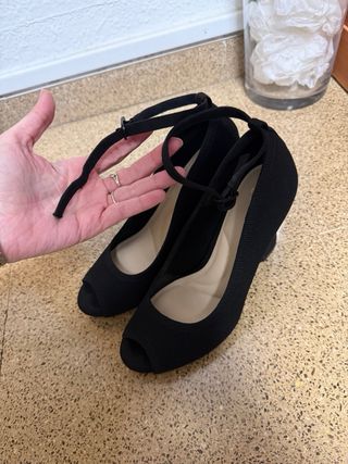 Tacones negros con tobillera