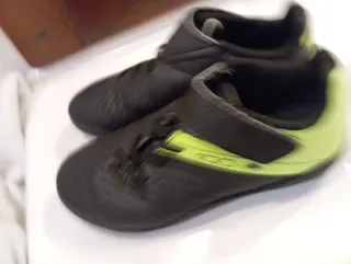 Scarpe da calcio nere e verdi taglia 30
